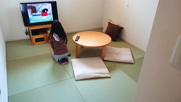 畳の前でテレビを見る子供さん