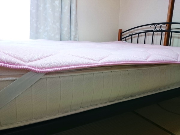 柔らかいマットのベッドの横側