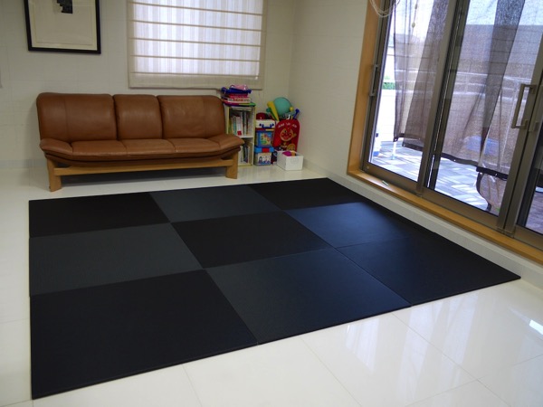 黒い畳の部屋