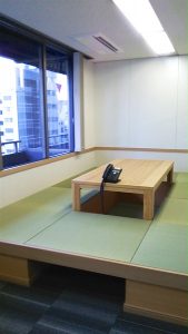 日本のオフィスビルに畳の会議スペースが急増中。日本企業は畳スペースで効率アップ！？