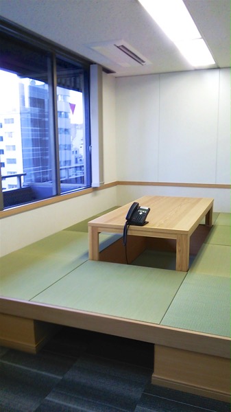 日本のオフィスに畳の会議スペースが急増中
