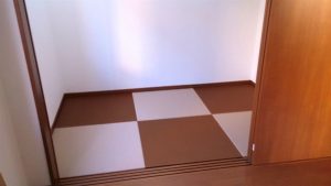 畳の色にダークブラウン×3枚 とモカベージュ×3枚の2色を使って市松模様。簡単にフローリングから畳の部屋に