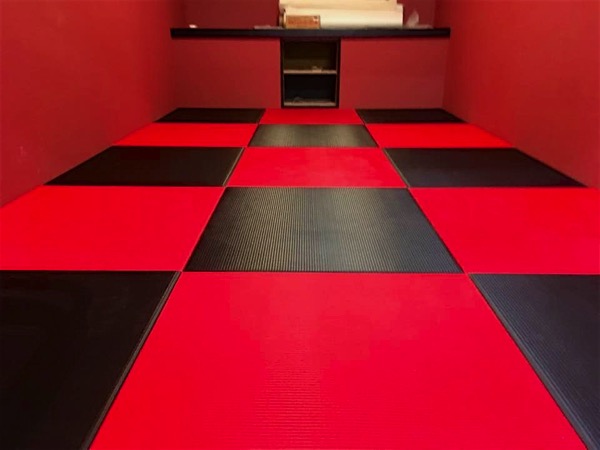 黒と赤のコラボレーションした畳の部屋