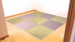 普通の畳の色とグレーの色の畳とMIXで敷くとこんな感じのお部屋になりました