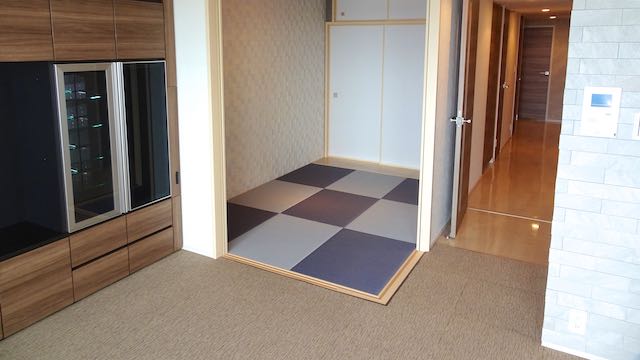 グレーとブルーバイオレットの畳を2色使った和室