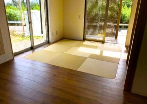 バリアフリーのリビングルームにサイズオーダー畳で厚みを調整して設置　鹿児島県