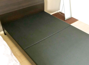 セミダブルベッドに黒い畳を1,240mm×988mm×40mmのサイズで2枚製作　埼玉県
