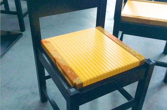 レストランの畳椅子