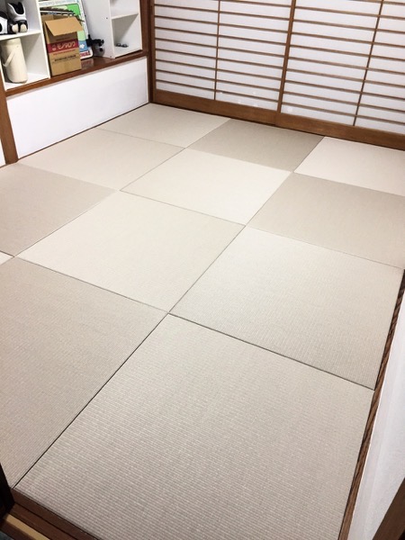 灰桜色の畳を敷いた部屋