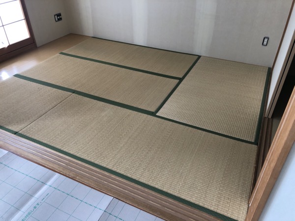 古い畳を敷いた和室