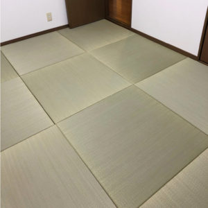 畳を全面に敷き詰めて、木質フローリングとは違った、温もりと柔らかさ感じる畳の床にDIY