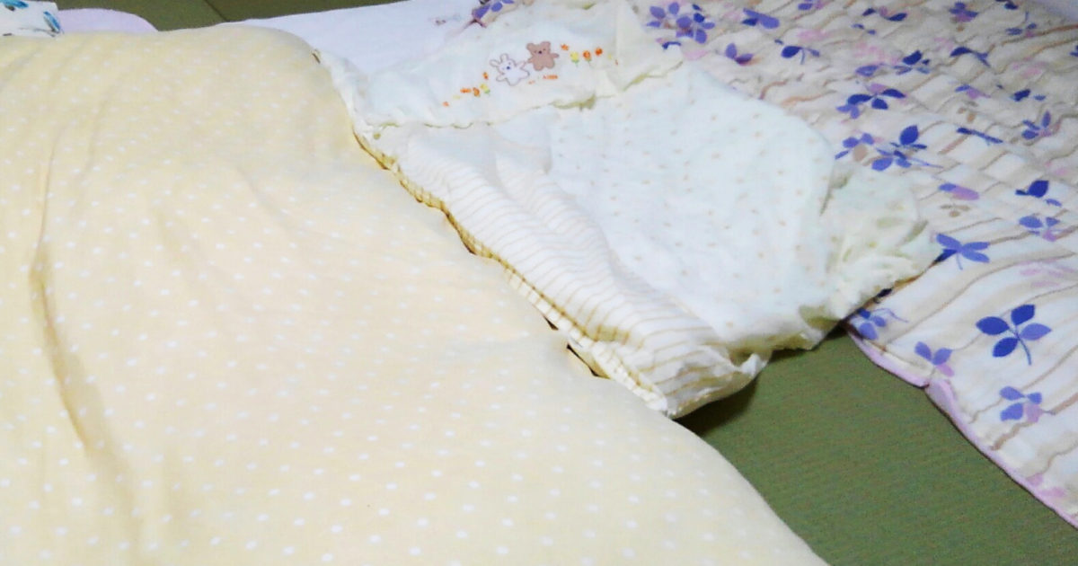 フローリングに畳を敷き詰めて 家族3人が布団で寝る部屋