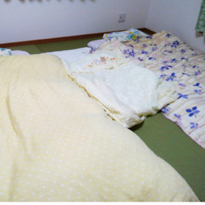 フローリングに畳を敷き詰めて、家族3人が布団で寝る部屋
