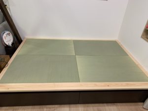 ダブルベッドを改造し、自作で作った畳の小上がりとして再利用