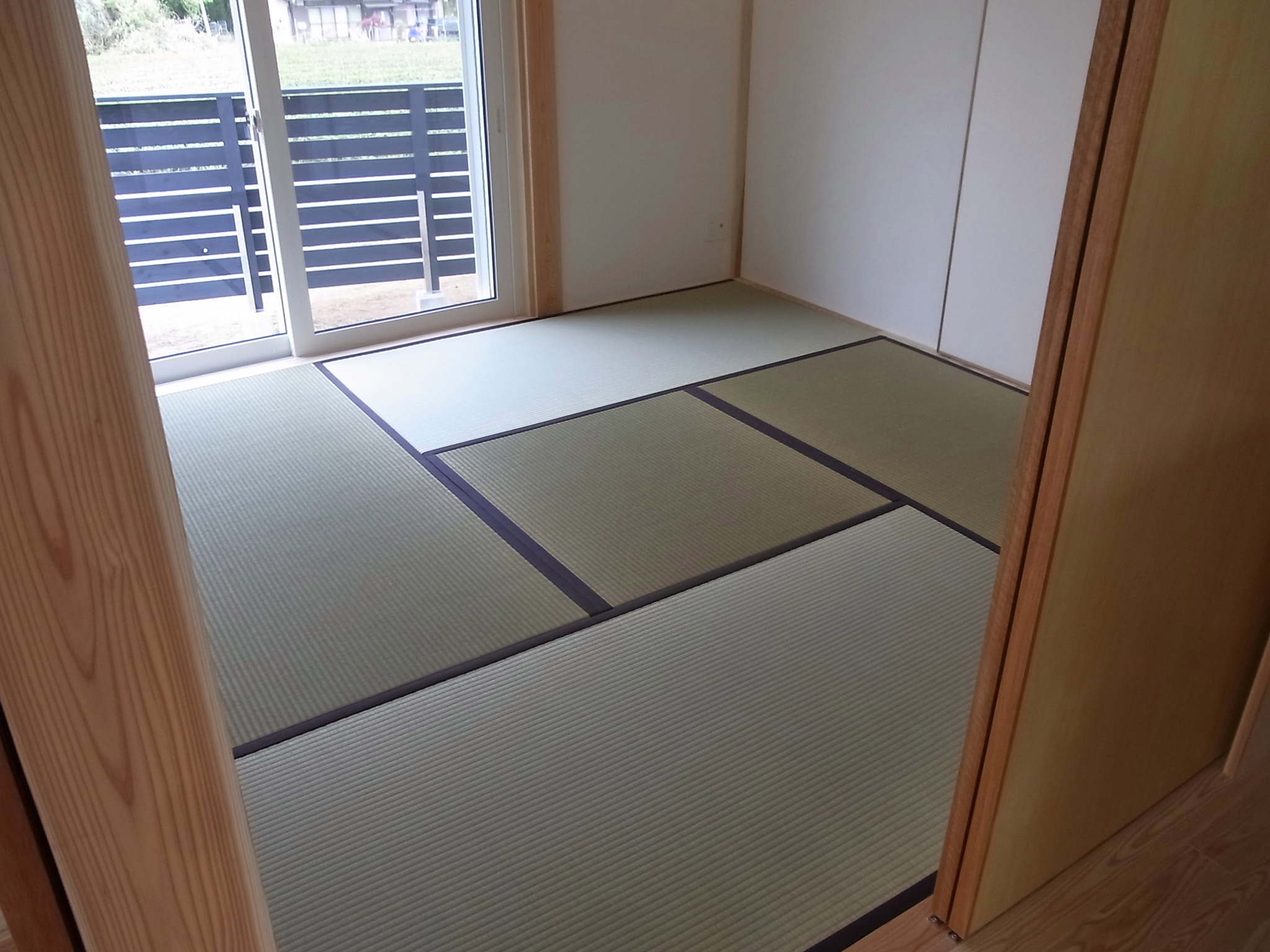 畳縁がある厚み15mmの薄い畳」を新築現場へ納品