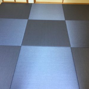 古めかしい畳の和室がブルーバイオレットの琉球畳で素敵にリノベーション