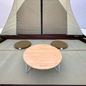 キャンプに上敷ゴザを敷いたテント