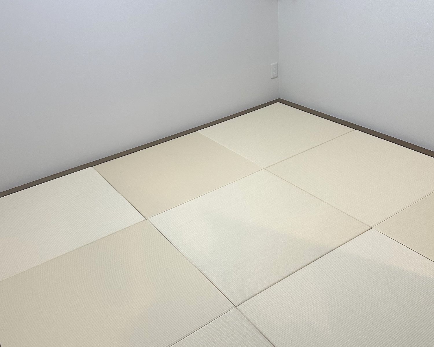 和室の畳を白い琉球畳に入れ替え、清潔感あふれる美しい和空間に